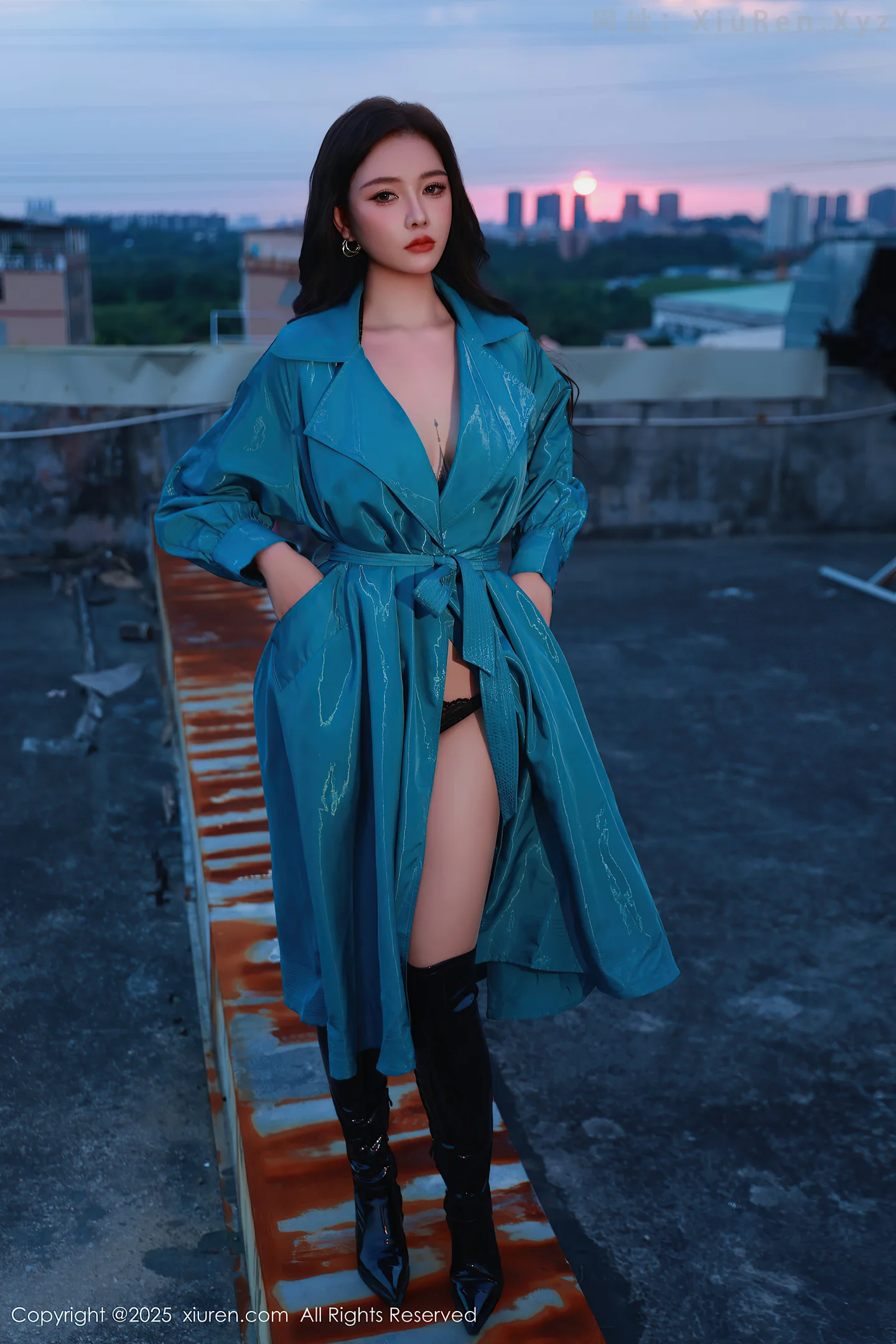 图片[3]-[XiuRen秀人网] VOL.10776 模特娜比性感蓝色风衣露黑色蕾丝情趣内衣秀凹凸身材诱惑写真82P-秀人网官方网站